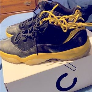 Jordan 11 low custom “bumblebees”